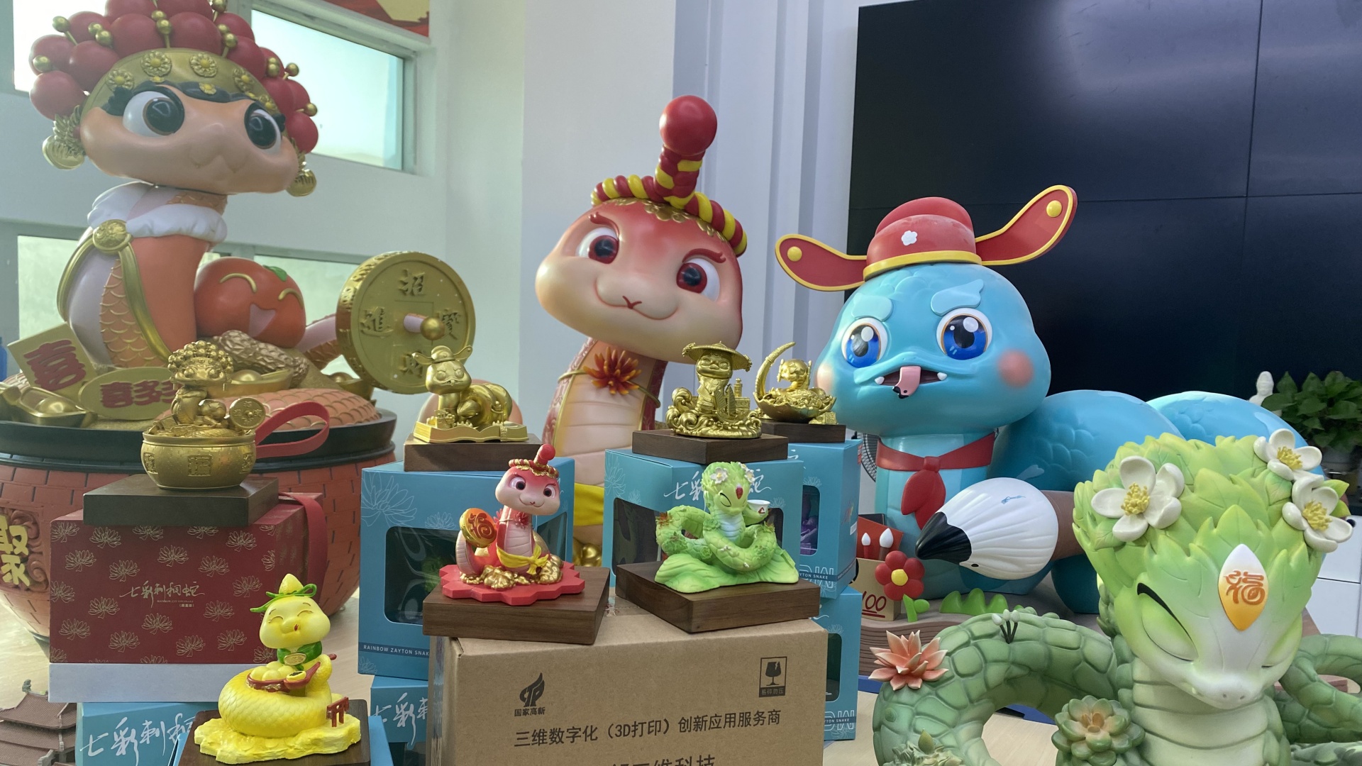 七彩刺桐蛇今日已全部出街，比鄰三維奉上打卡攻略！